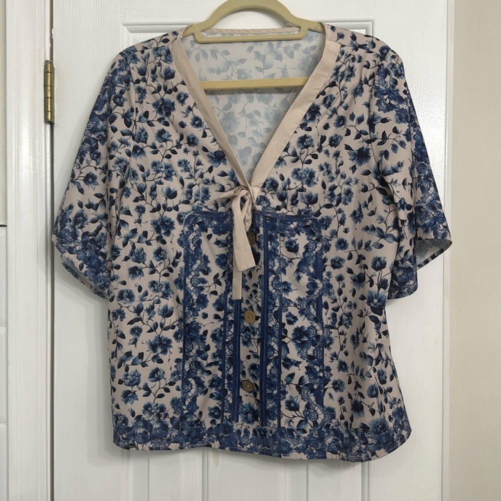 Women’s blouse, size large